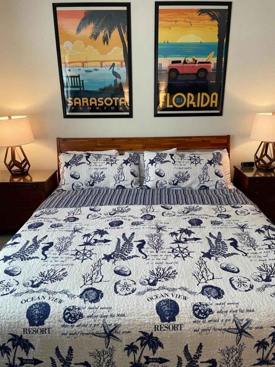 Heated Pool, Bunk Beds, King Bed, Huge TV, Marina, Tiki Bar photo