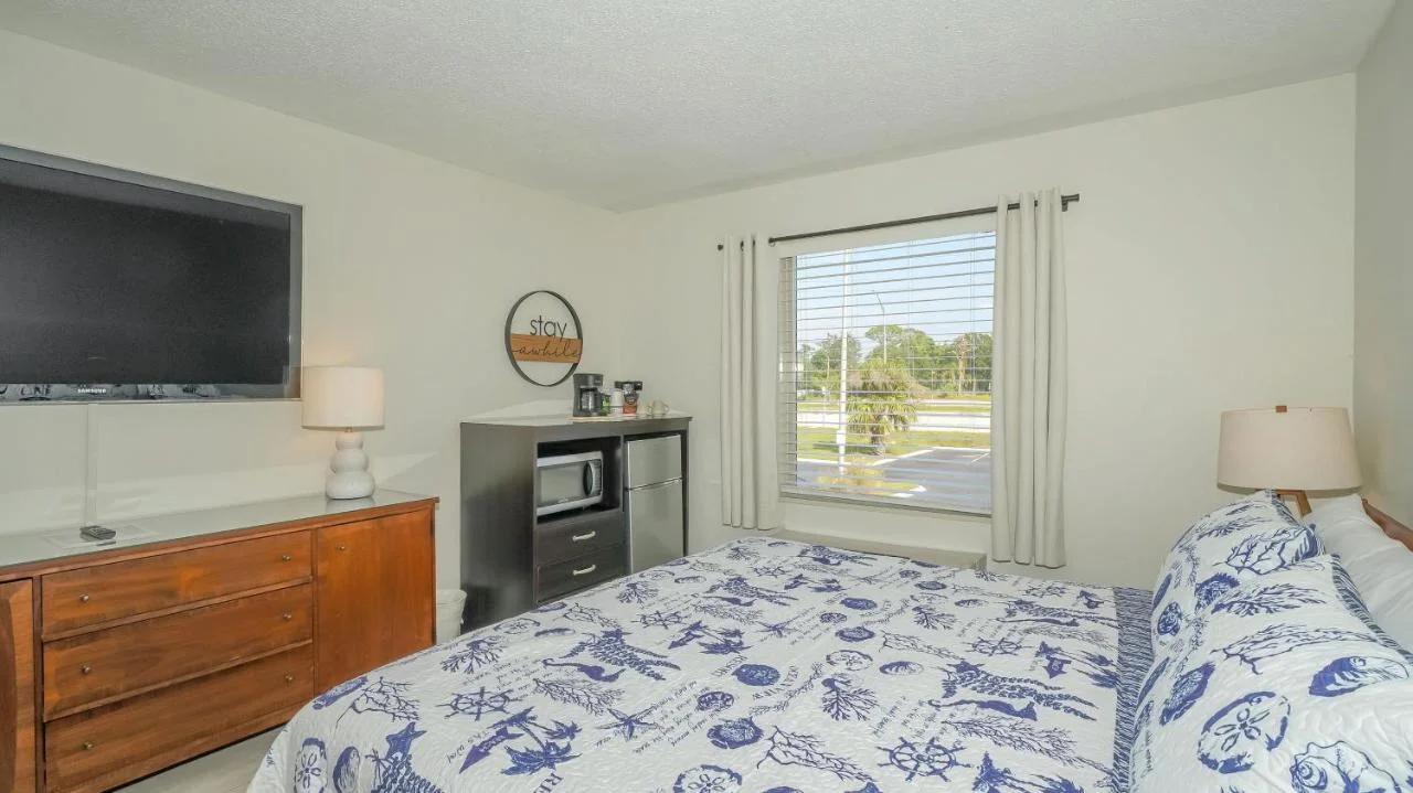 Heated Pool, Bunk Beds, King Bed, Huge TV, Marina, Tiki Bar photo