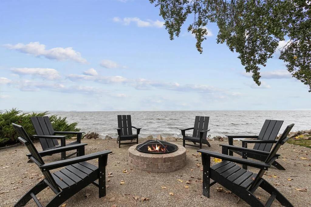 Hickory on the Lake , A stunning getaway on Lake Winnebago