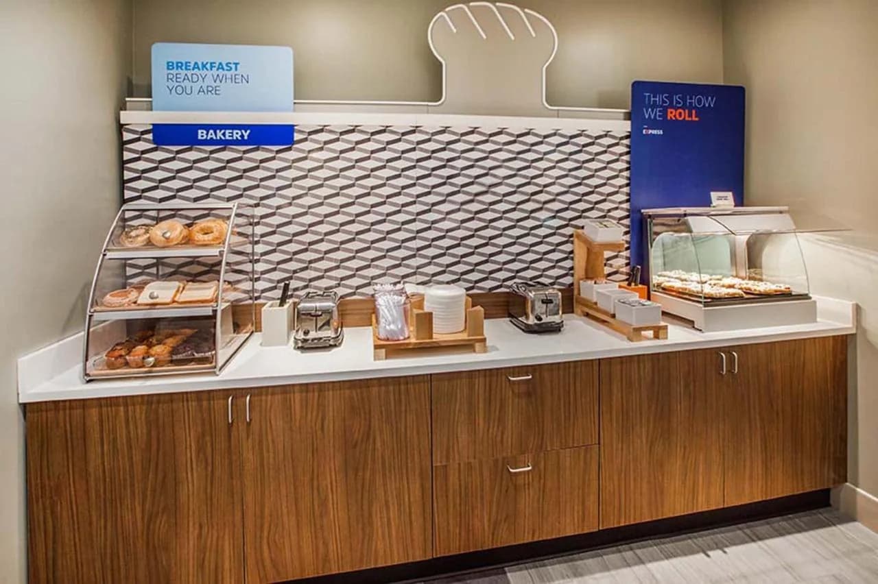 Holiday Inn Express Hotel & Suites Dallas West by IHG photo
