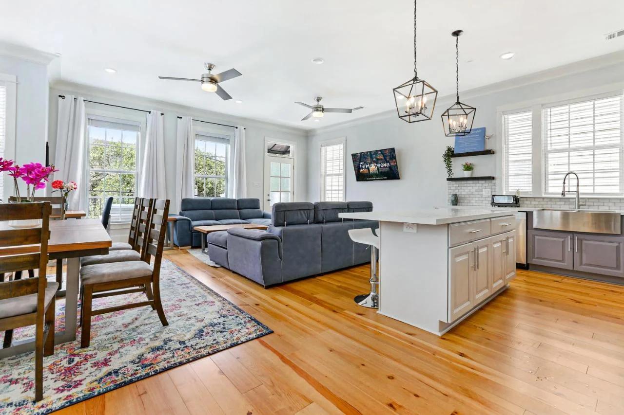Hosteeva Amazing 4 BR Modern Condo with Balcony Near Frnch Quarter