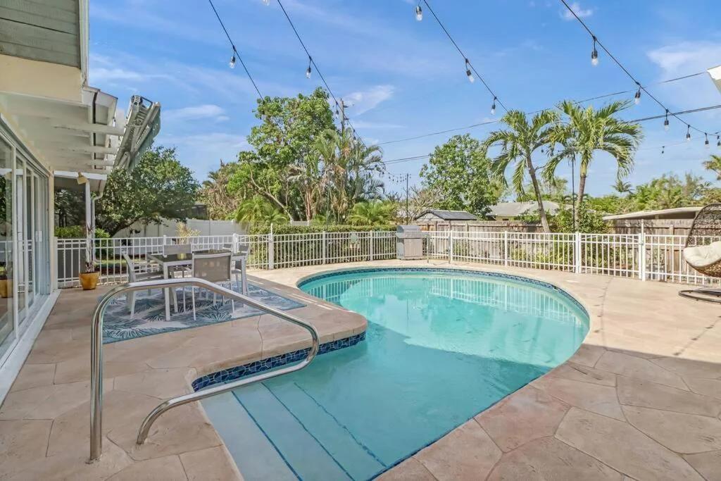 House w/ heated pool in Naples 5 min to beach