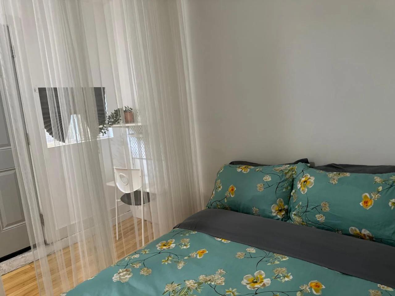 Hummingbird's Retreat-One bedroom-private bath-private entry door