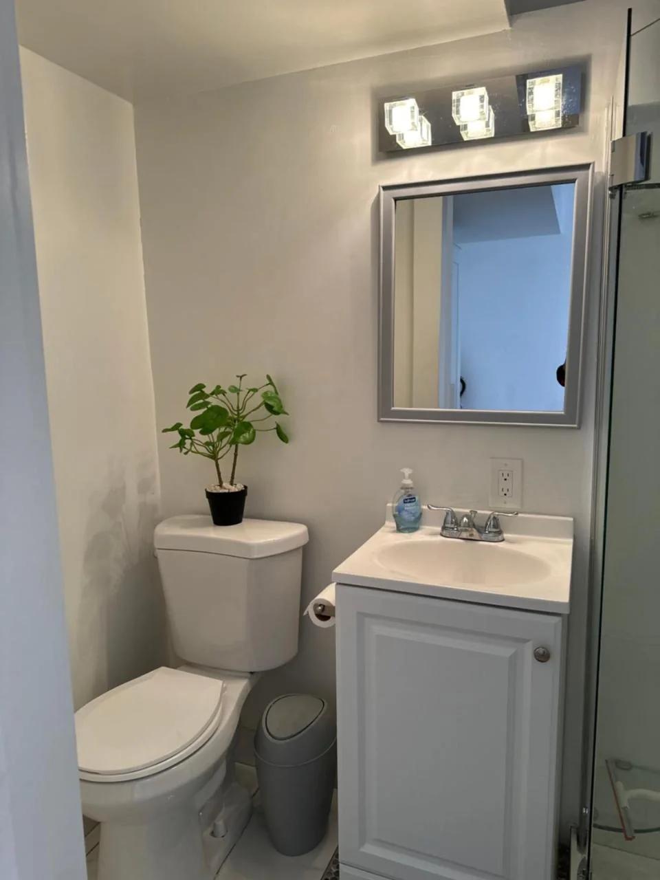 Hummingbird's Retreat-One bedroom-private bath-private entry door photo
