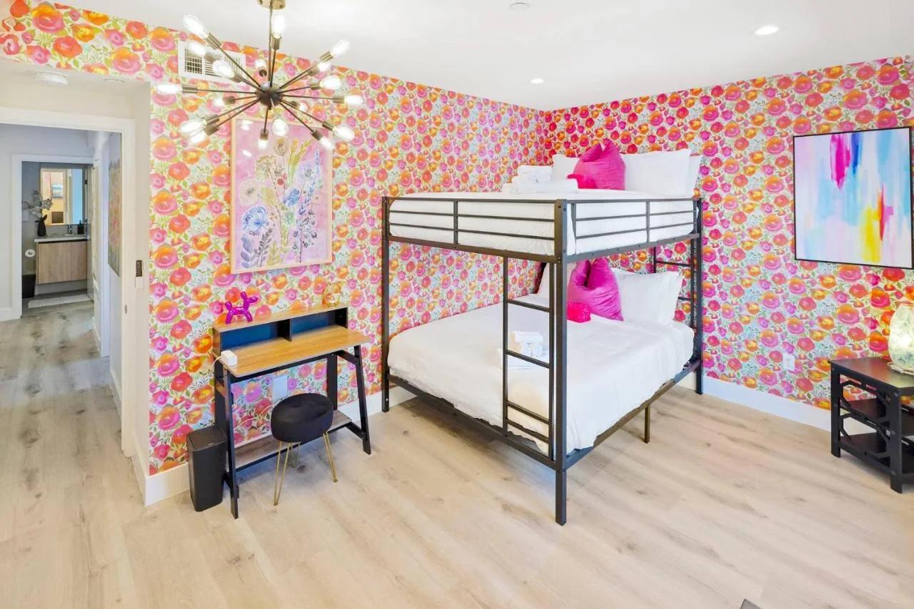K - Bright and Spacious 3BR Getaway - 15 min to Universal -Balcony, Grill and Parking - Sleeps 13 photo