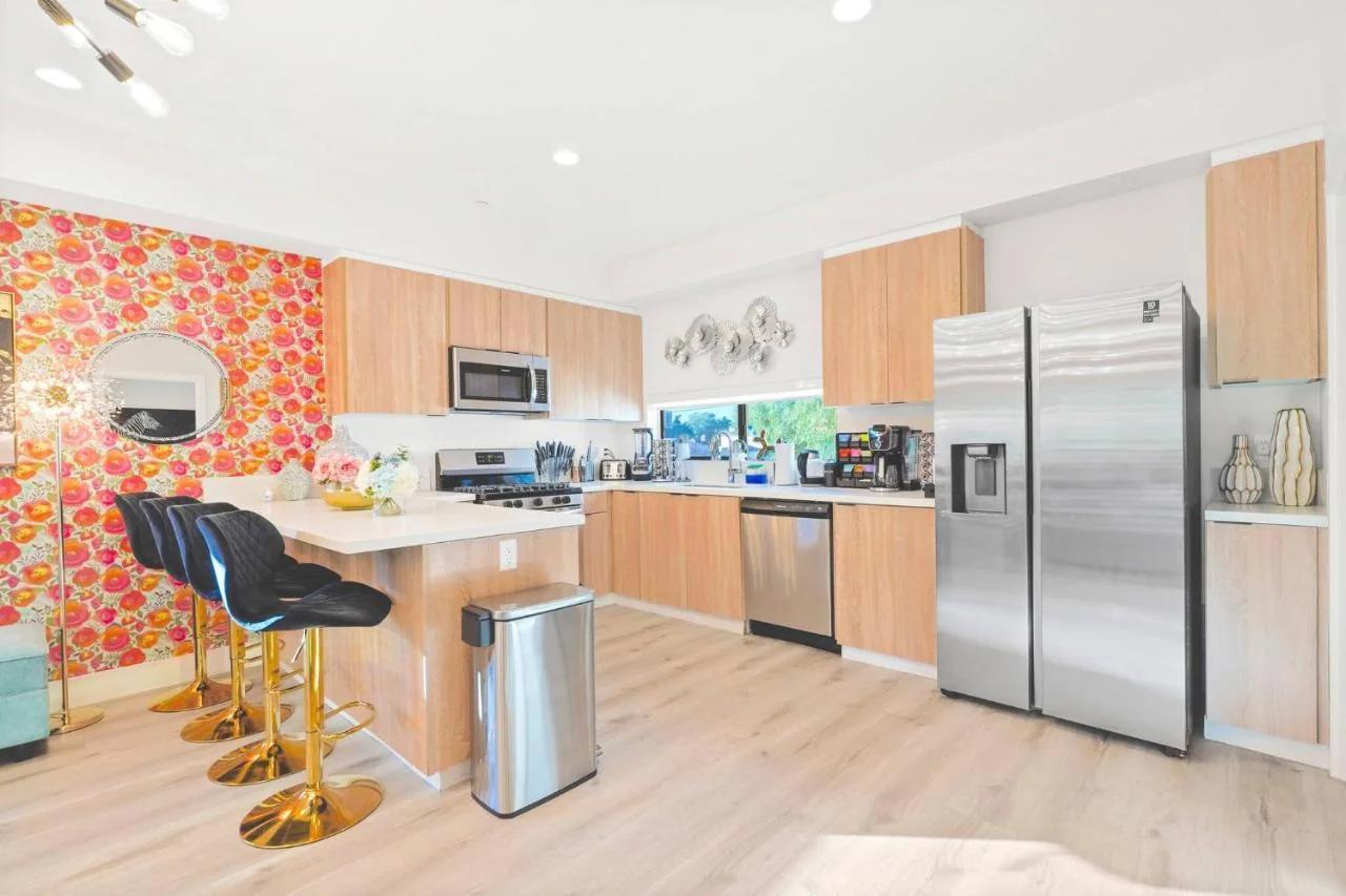 K - Bright and Spacious 3BR Getaway - 15 min to Universal -Balcony, Grill and Parking - Sleeps 13 photo