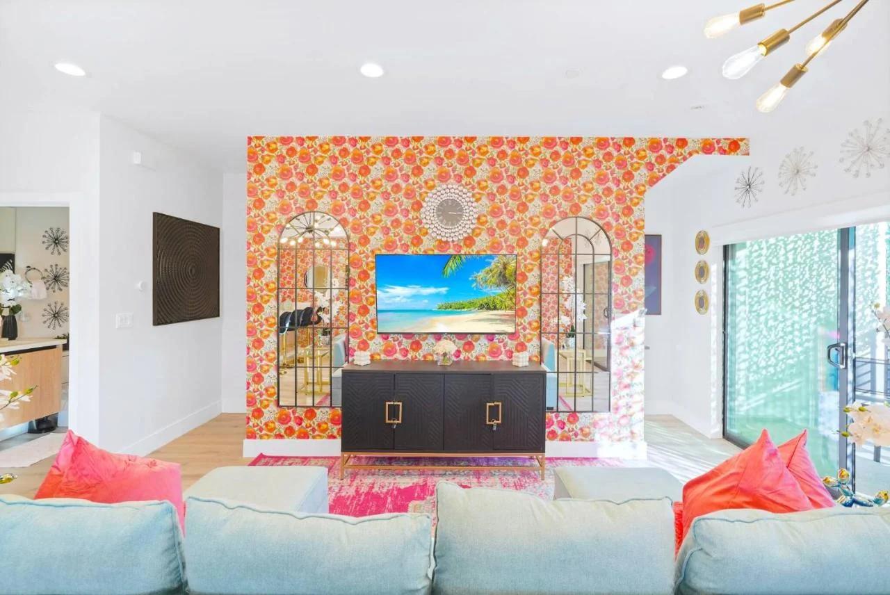 K - Bright and Spacious 3BR Getaway - 15 min to Universal -Balcony, Grill and Parking - Sleeps 13 photo