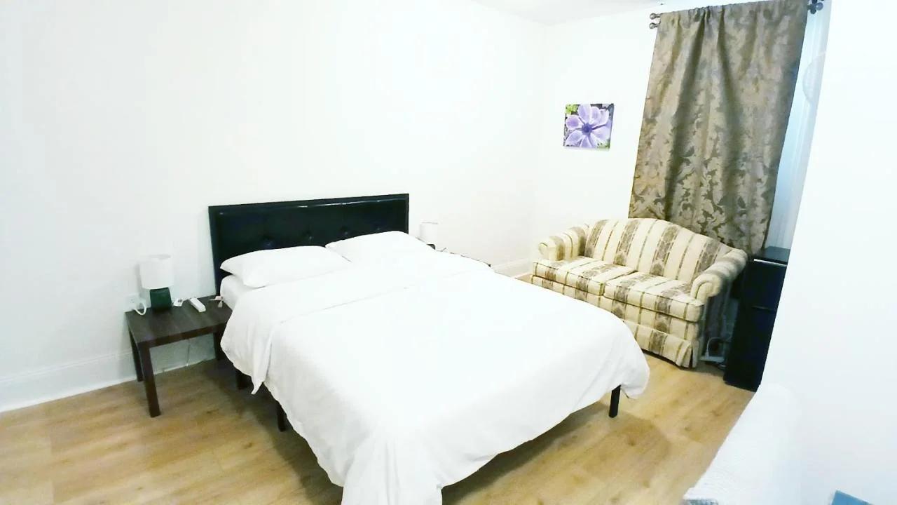 King-bed room with private bath -FREE WIFI-- New London-Mystic photo