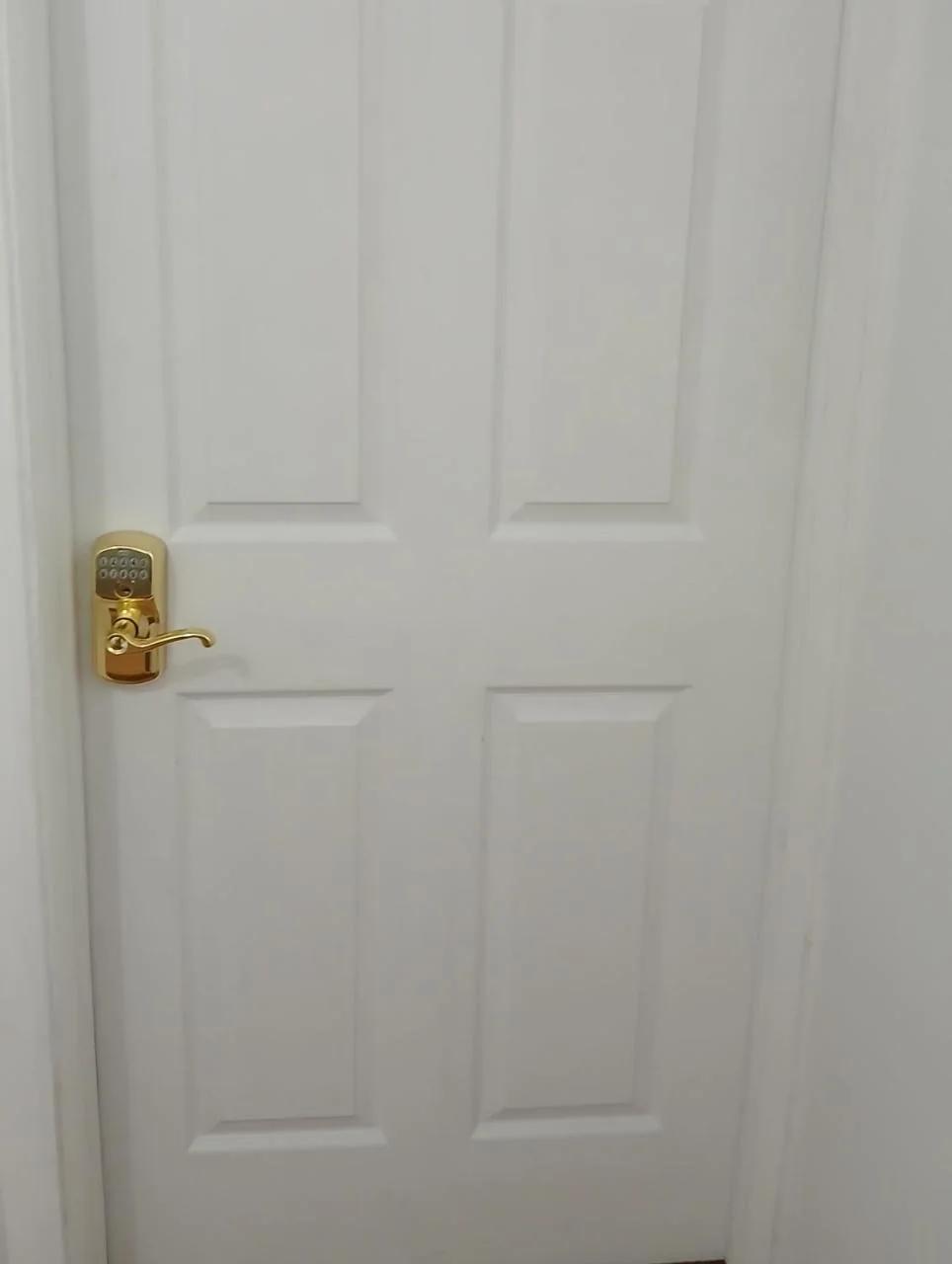 King-bed room with private bath -FREE WIFI-- New London-Mystic photo