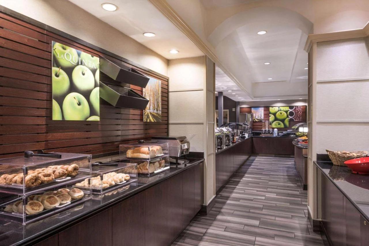 La Quinta Inn & Suites by Wyndham San Antonio Riverwalk photo