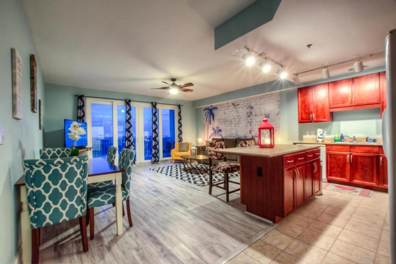 Laketown Wharf 1135 By Aneliya