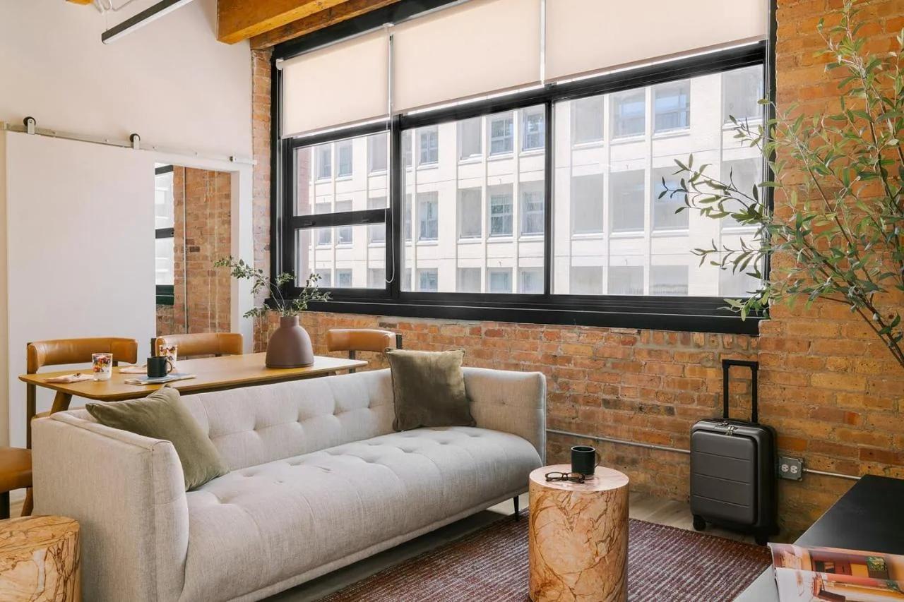 LIVN West Loop Chicago 2 BR City View photo