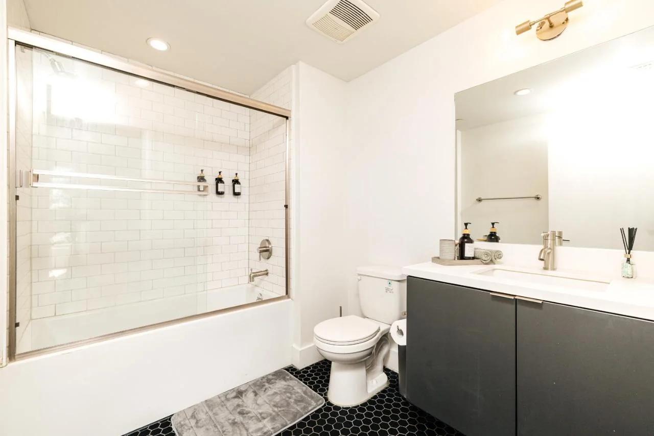 Lux Hotel Style 2 bedroom K Town with parking and GYM photo