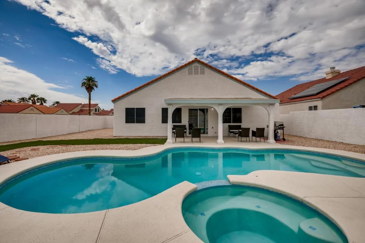 Luxurious House With A Pool, Spa, and Patio, Sleeps 6 Comfortably