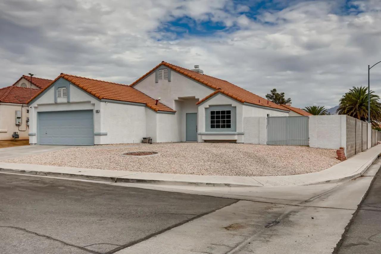 Luxurious House With A Pool, Spa, and Patio, Sleeps 6 Comfortably photo