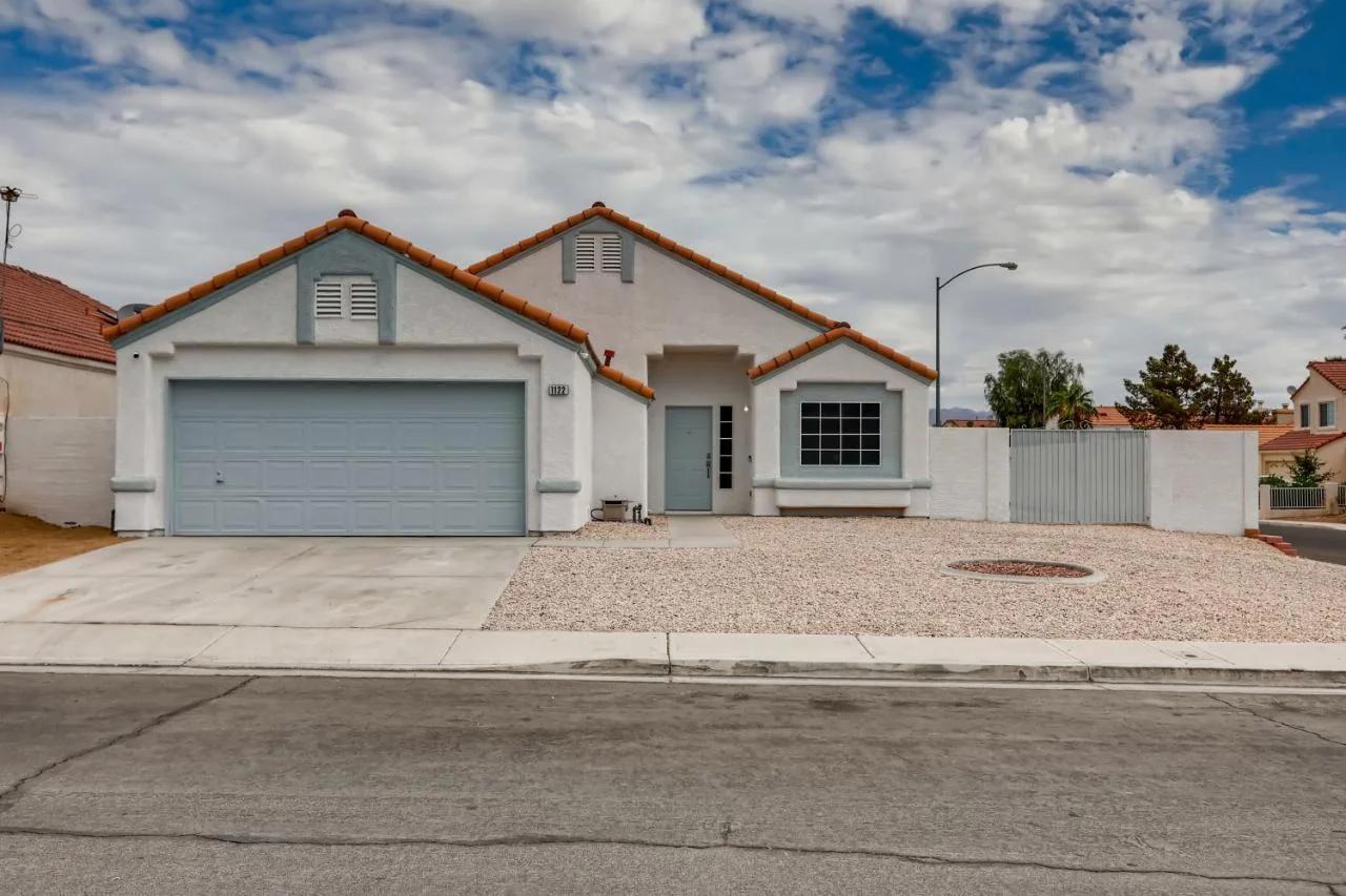 Luxurious House With A Pool, Spa, and Patio, Sleeps 6 Comfortably photo