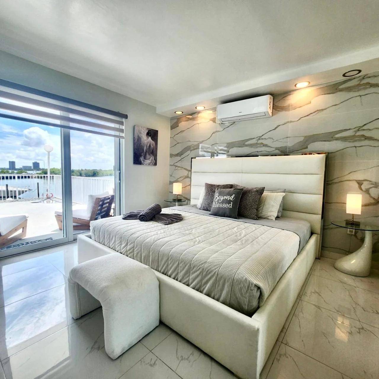 Luxurious remodeled direct Waterfront apartment with Miami skyline view- Free parking- 5min drive to Miami Beach photo