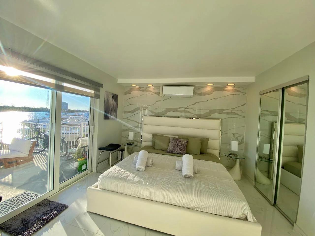 Luxurious remodeled direct Waterfront apartment with Miami skyline view- Free parking- 5min drive to Miami Beach photo