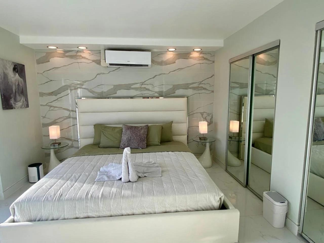 Luxurious remodeled direct Waterfront apartment with Miami skyline view- Free parking- 5min drive to Miami Beach photo