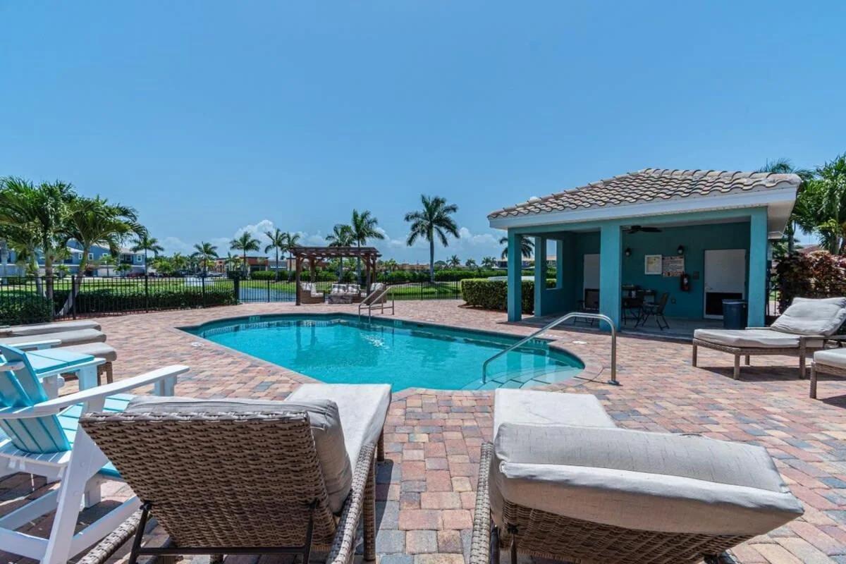 Luxury Townhouse Minutes from Beach and Downtown photo