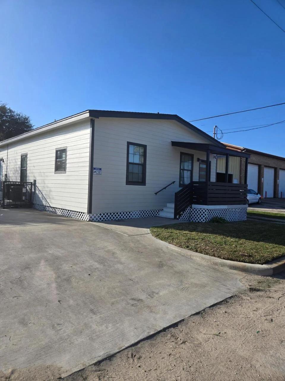 Modern B&W Coastal Retreat 2BR 2BA and Laundry