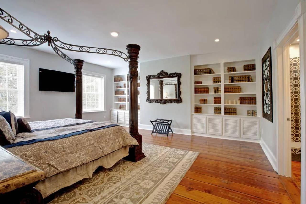 Newly Renovated 4 bed 3 bath and 2 Parking Spots photo