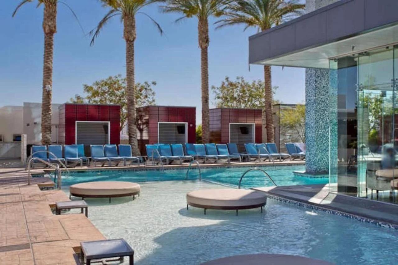 Palms Place No Resort fees with Balcony
