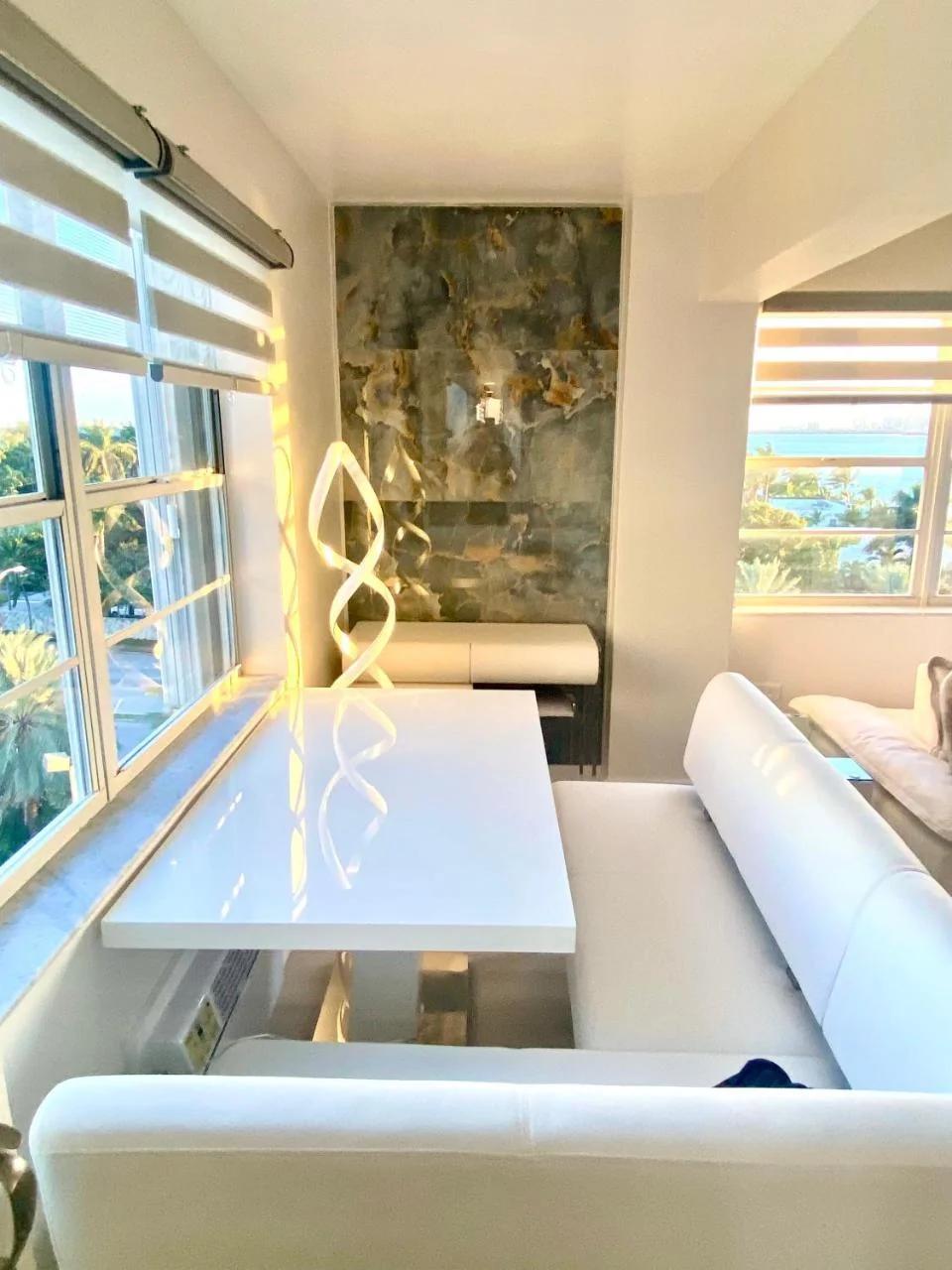 Panoramic luxurious waterfront one bedroom apartment with Miami skyline view Free parking 5min drive to Miami Beach photo