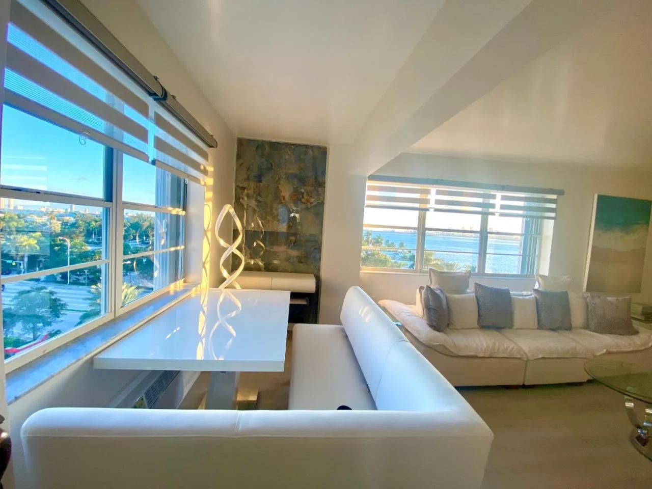 Panoramic luxurious waterfront one bedroom apartment with Miami skyline view Free parking 5min drive to Miami Beach photo