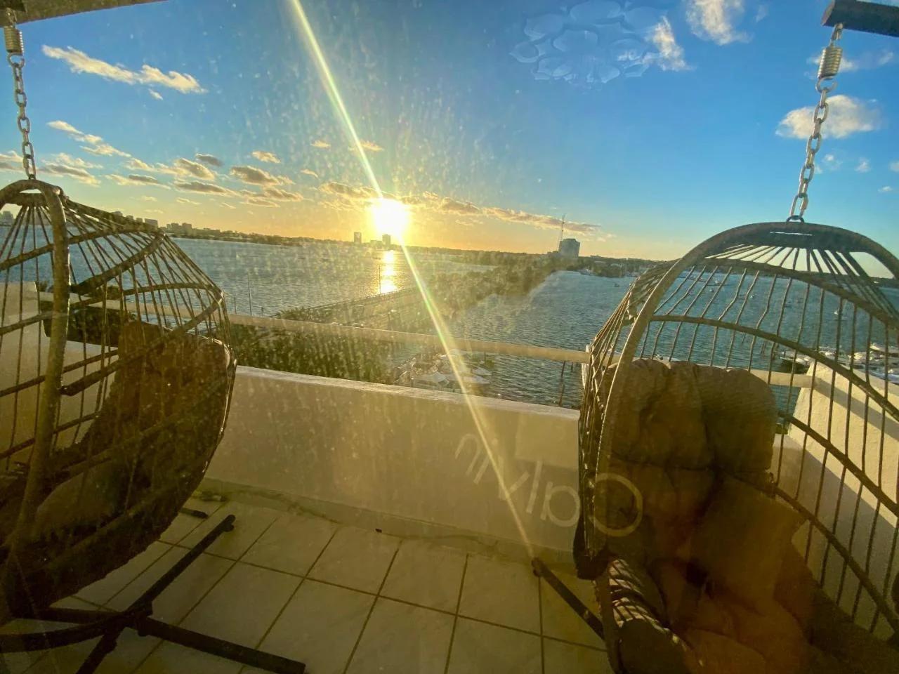 Panoramic luxurious waterfront one bedroom apartment with Miami skyline view Free parking 5min drive to Miami Beach photo