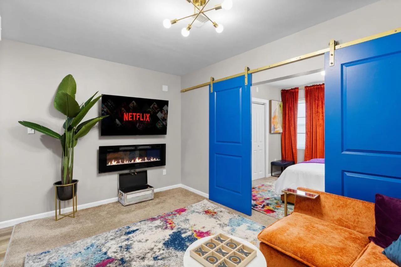 Philly Zoo Queen Suite - Apartment with Fireplace & Parking Available photo
