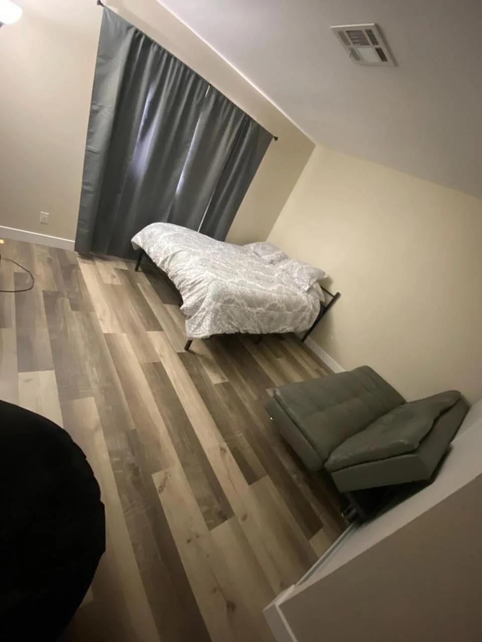 Private room. 5 mins from Freemont. 10 mins from strip photo