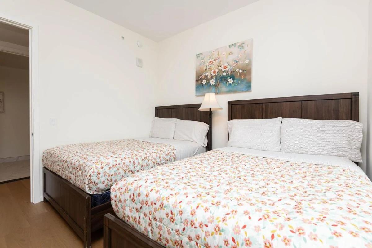 Snug 3BR HighRise with Pool, Spa & Rooftop Views photo