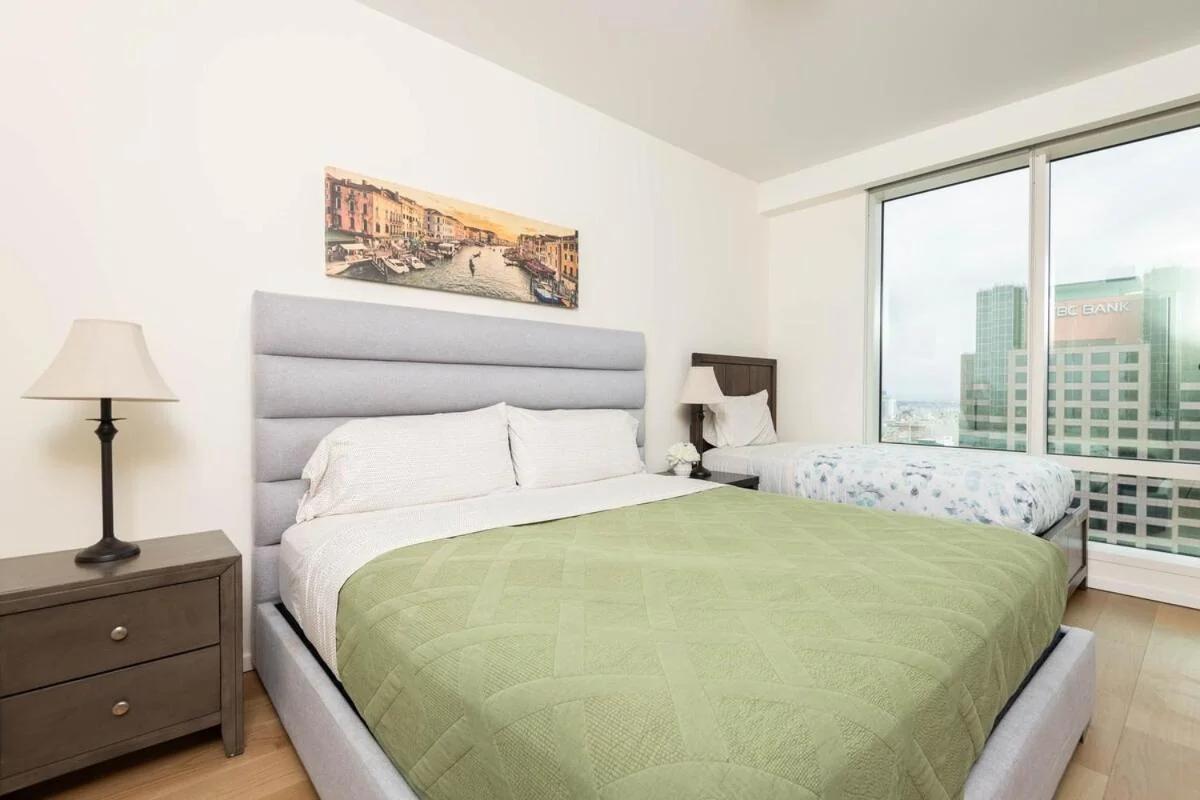 Snug 3BR HighRise with Pool, Spa & Rooftop Views photo
