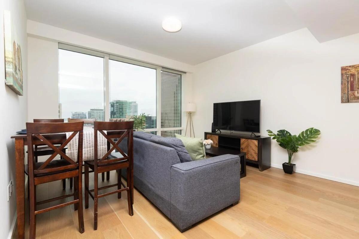 Snug 3BR HighRise with Pool, Spa & Rooftop Views photo
