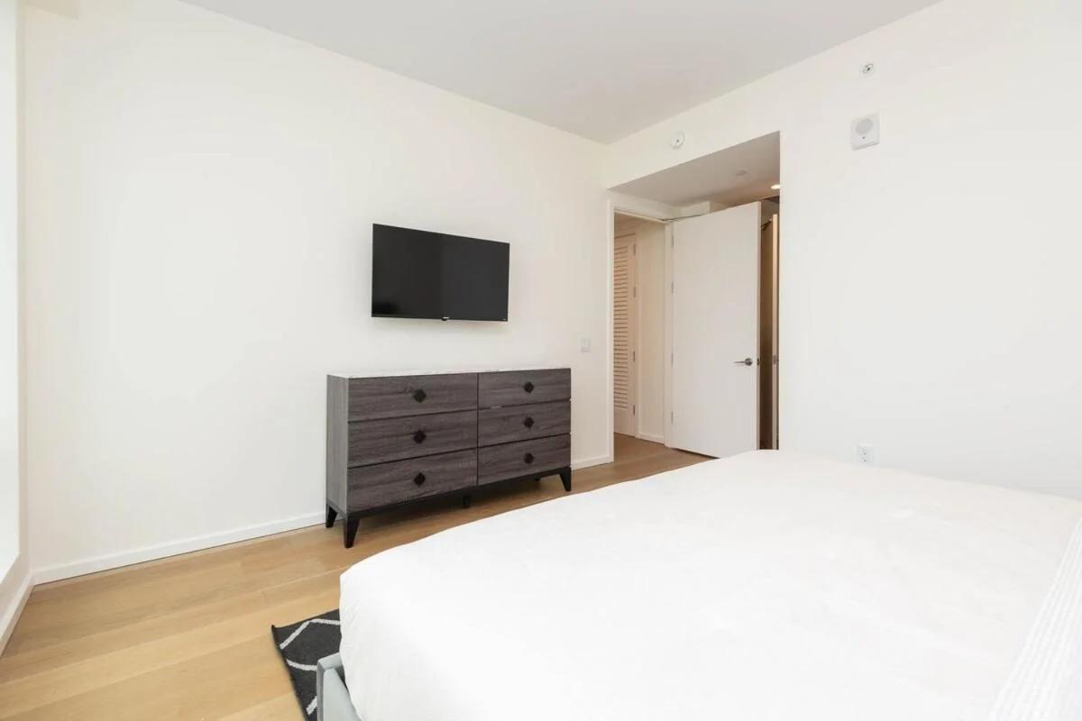 Snug 3BR HighRise with Pool, Spa & Rooftop Views photo