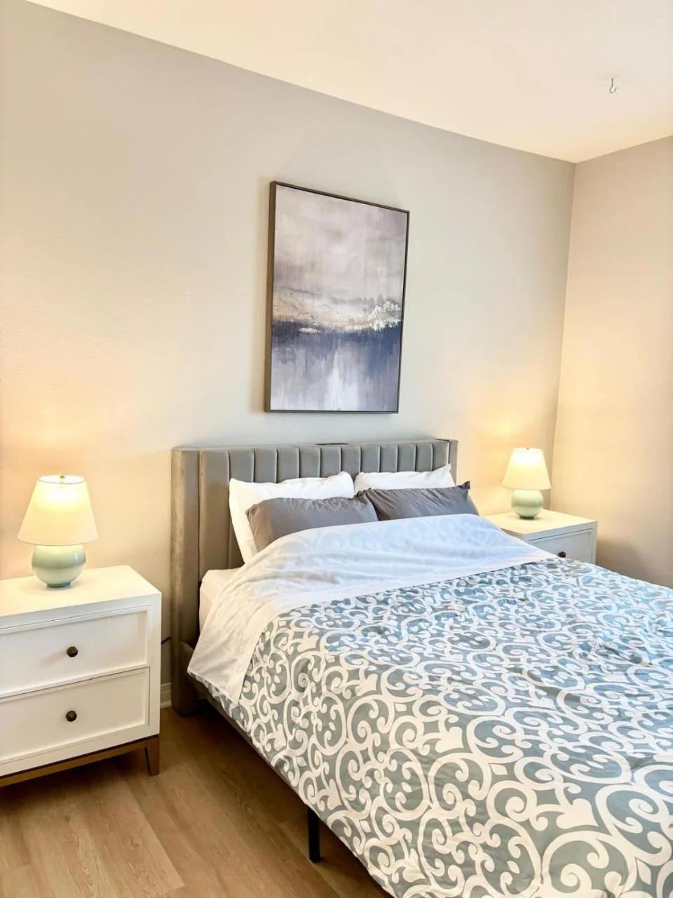 Spacious 2Beds 2Baths Unit with Balcony-Roof Top View-LACMA photo