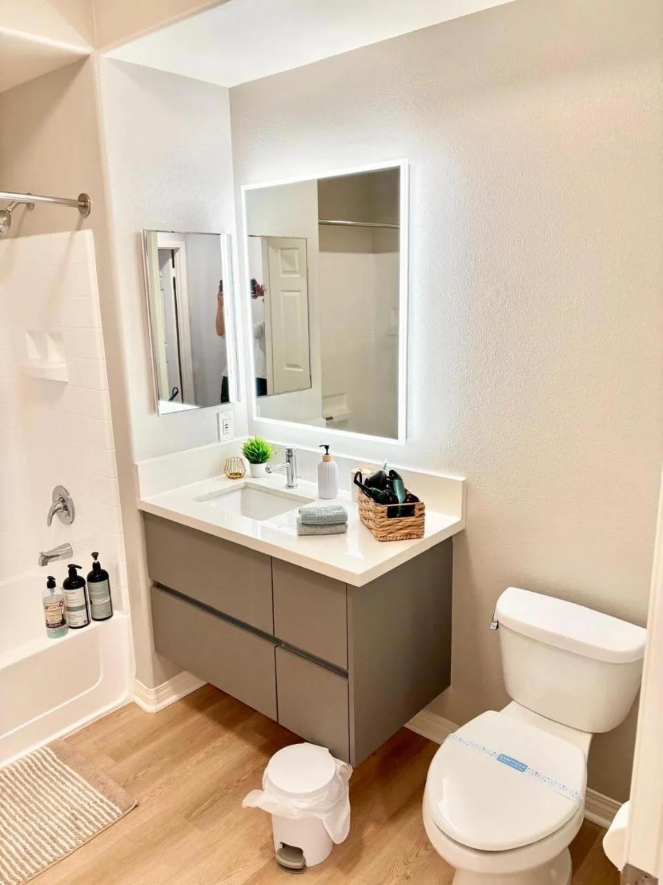Spacious 2Beds 2Baths Unit with Balcony-Roof Top View-LACMA photo
