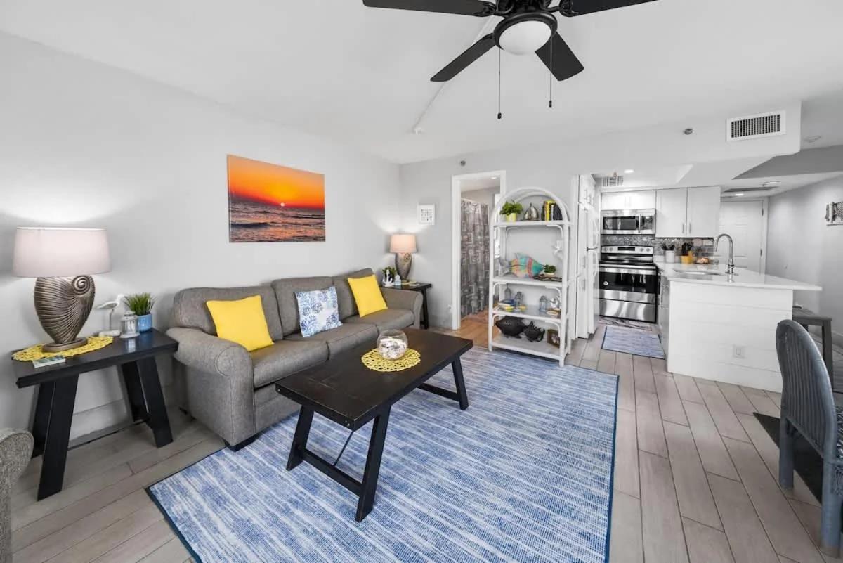Spring Special! Renovated Resort Condo - on the Beach! foto