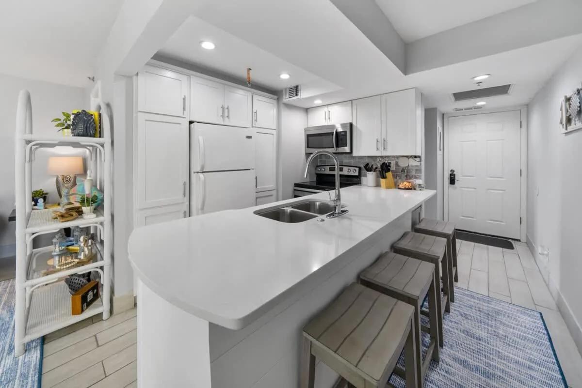 Spring Special! Renovated Resort Condo - on the Beach! foto