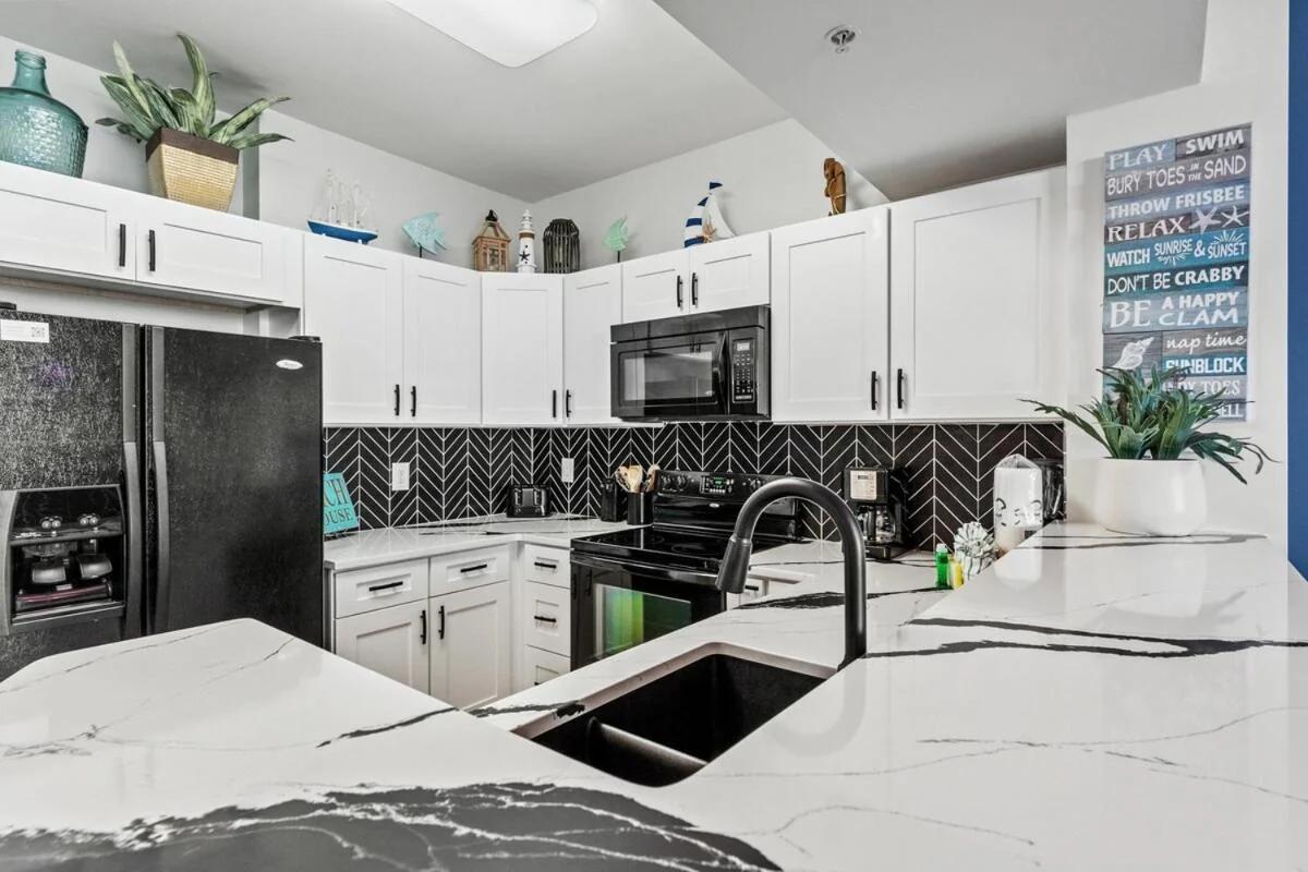 Sunrise Surprise 9th floor 2BR 2 BA King Suite Beach shuttle, heated pool! photo
