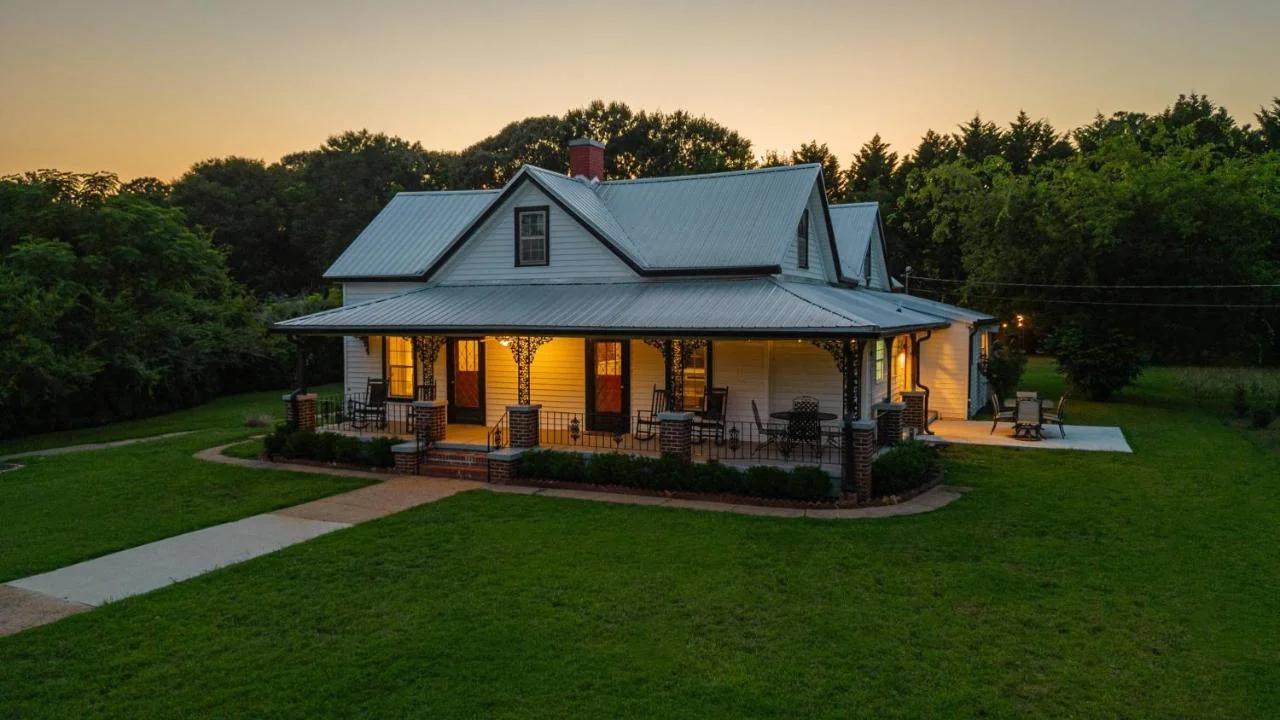 The Bulldog Farmhouse - 100 year old home
