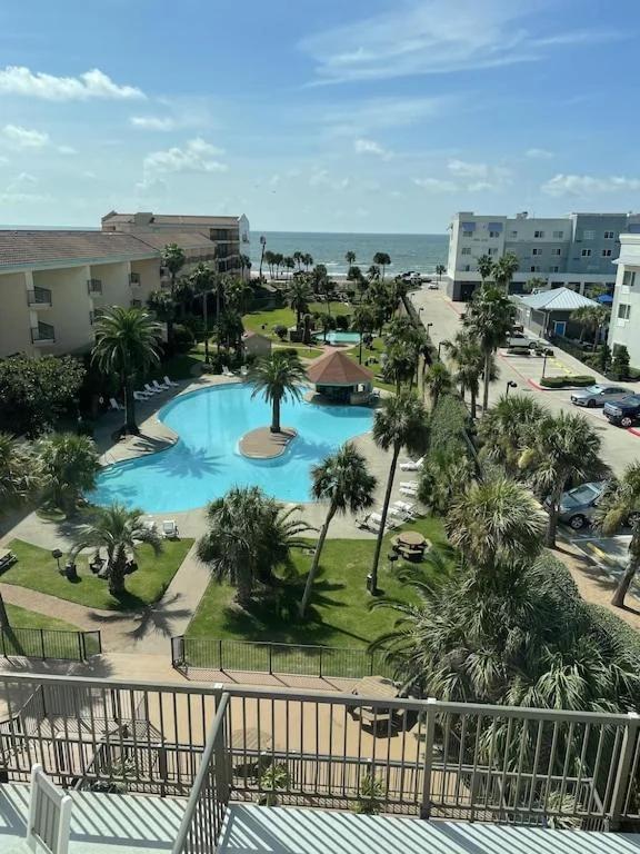The Maravilla, Wonderful Pool/Beach View, Newly Renovated, 3 Pools Corner Condo