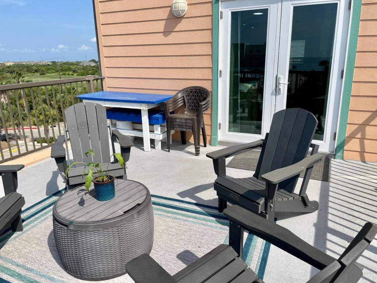 The Maravilla, Wonderful Pool/Beach View, Newly Renovated, 3 Pools Corner Condo photo