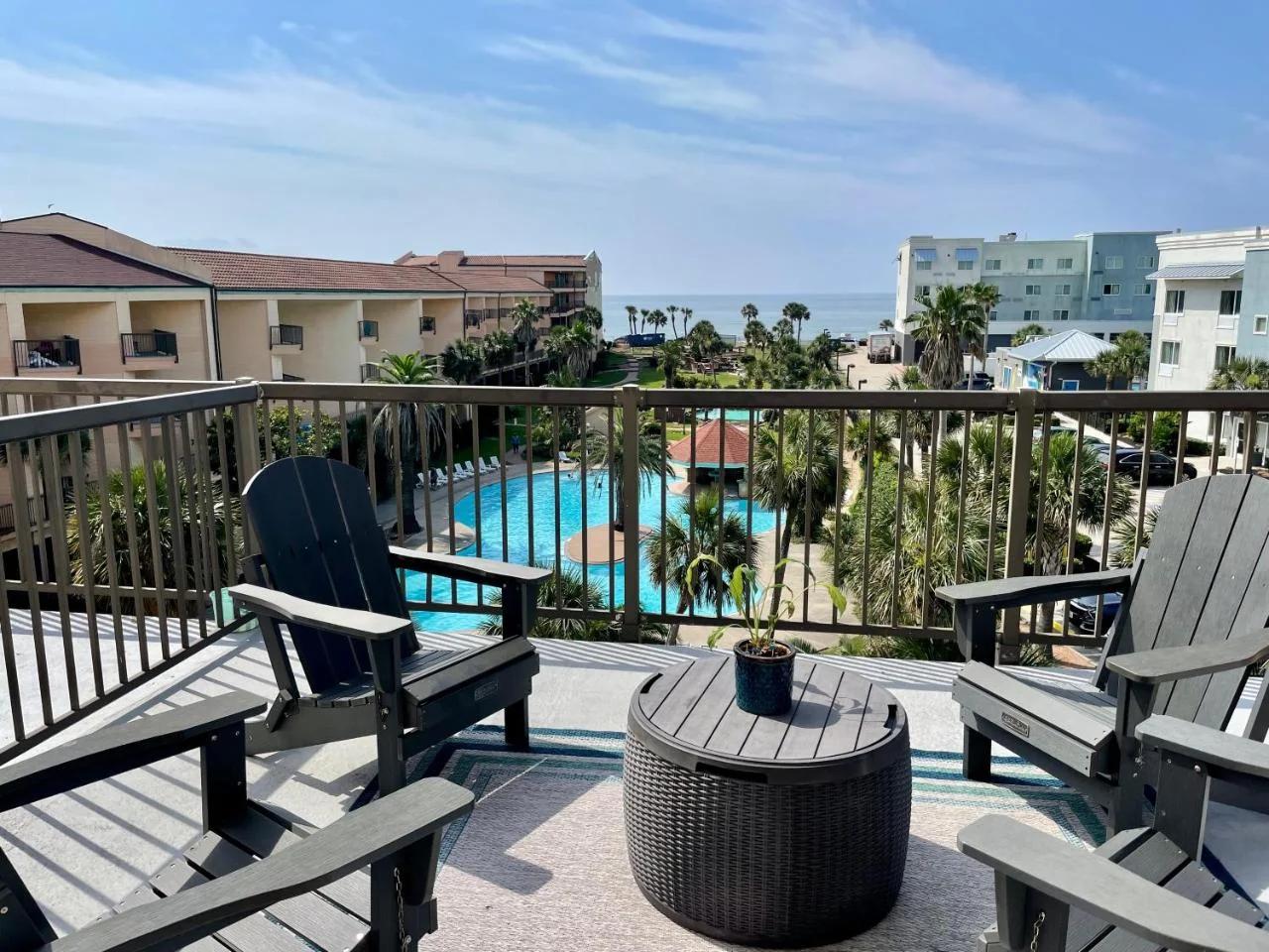 The Maravilla, Wonderful Pool/Beach View, Newly Renovated, 3 Pools Corner Condo photo