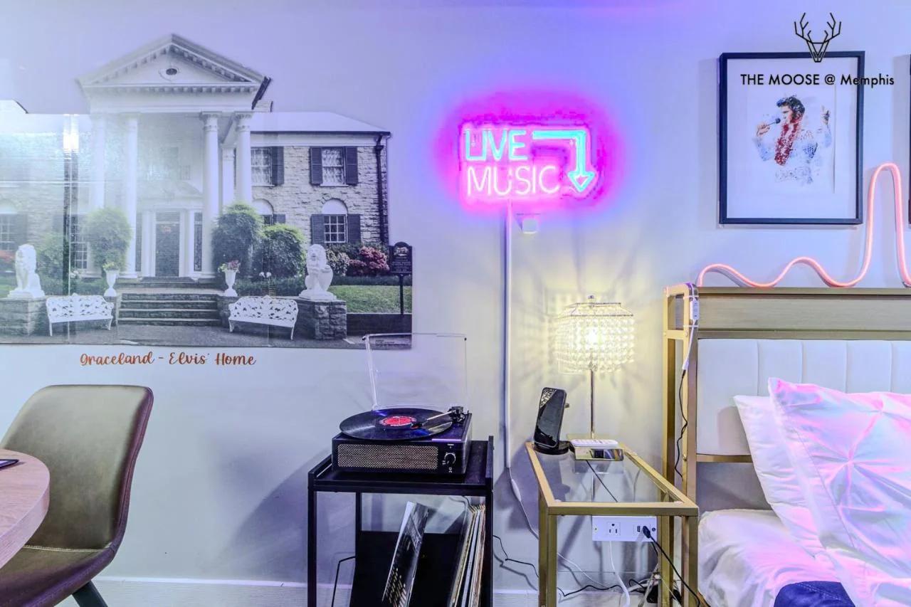 The Moose #4 - Elvis Presley King Suite with Free Parking and WIFI photo