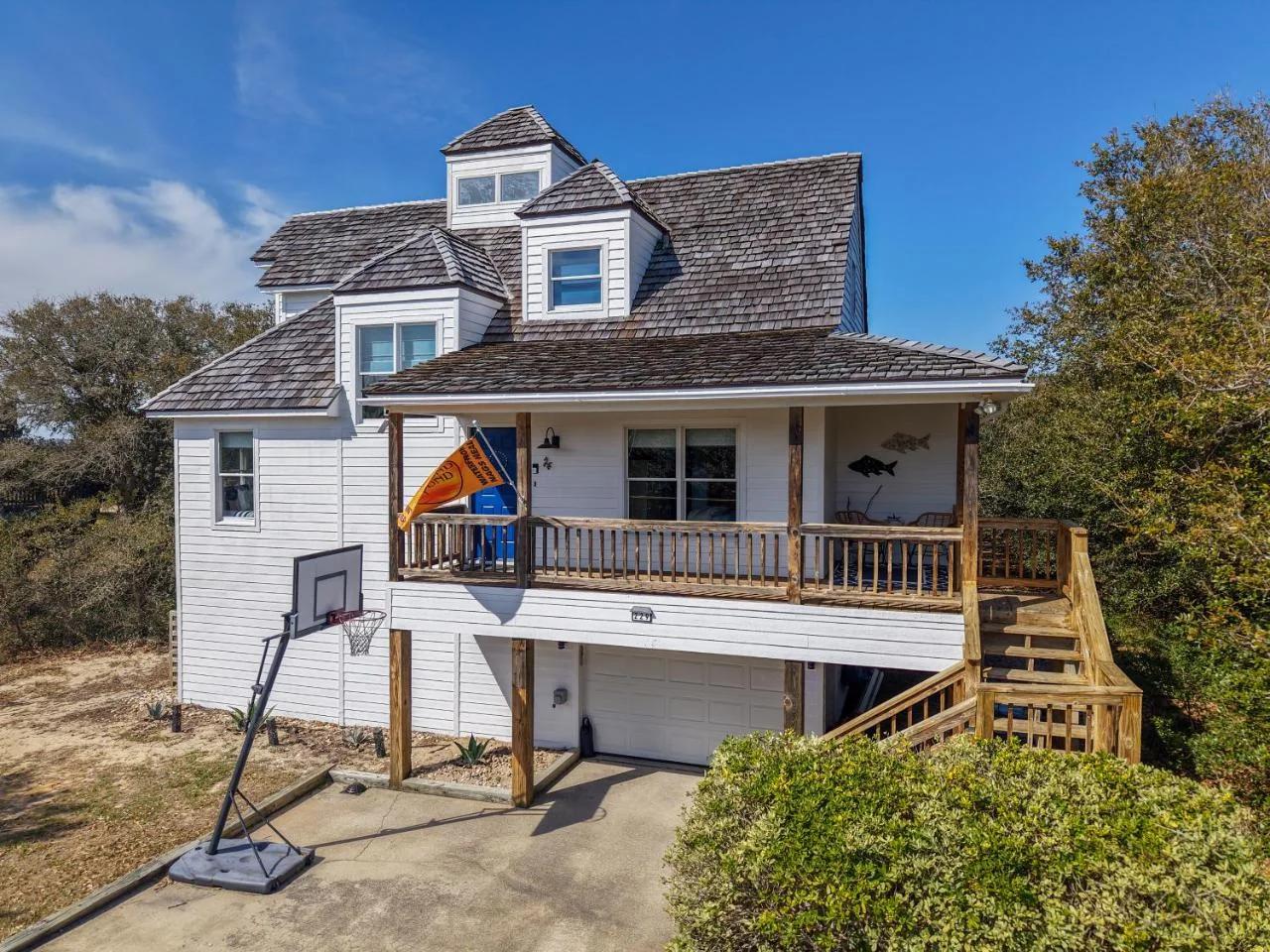 Waterfront luxury w-beach resort-pool-golf-tennis-fishing & views!