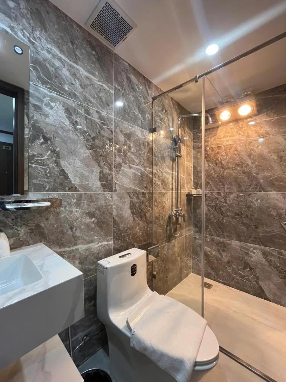 Azen Lakeside Apartment & Hotel photo