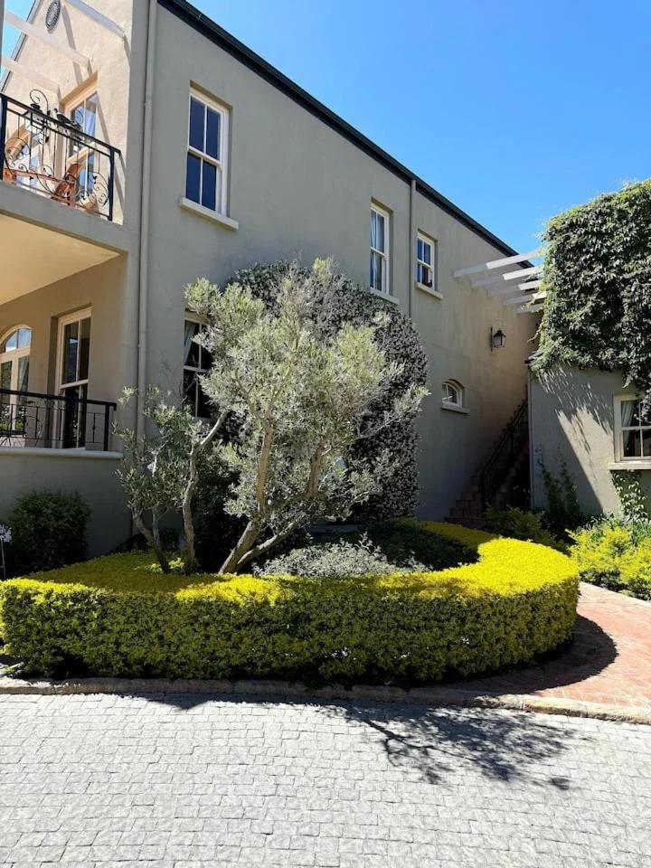 2 Bed Lakeview at Lermitage photo