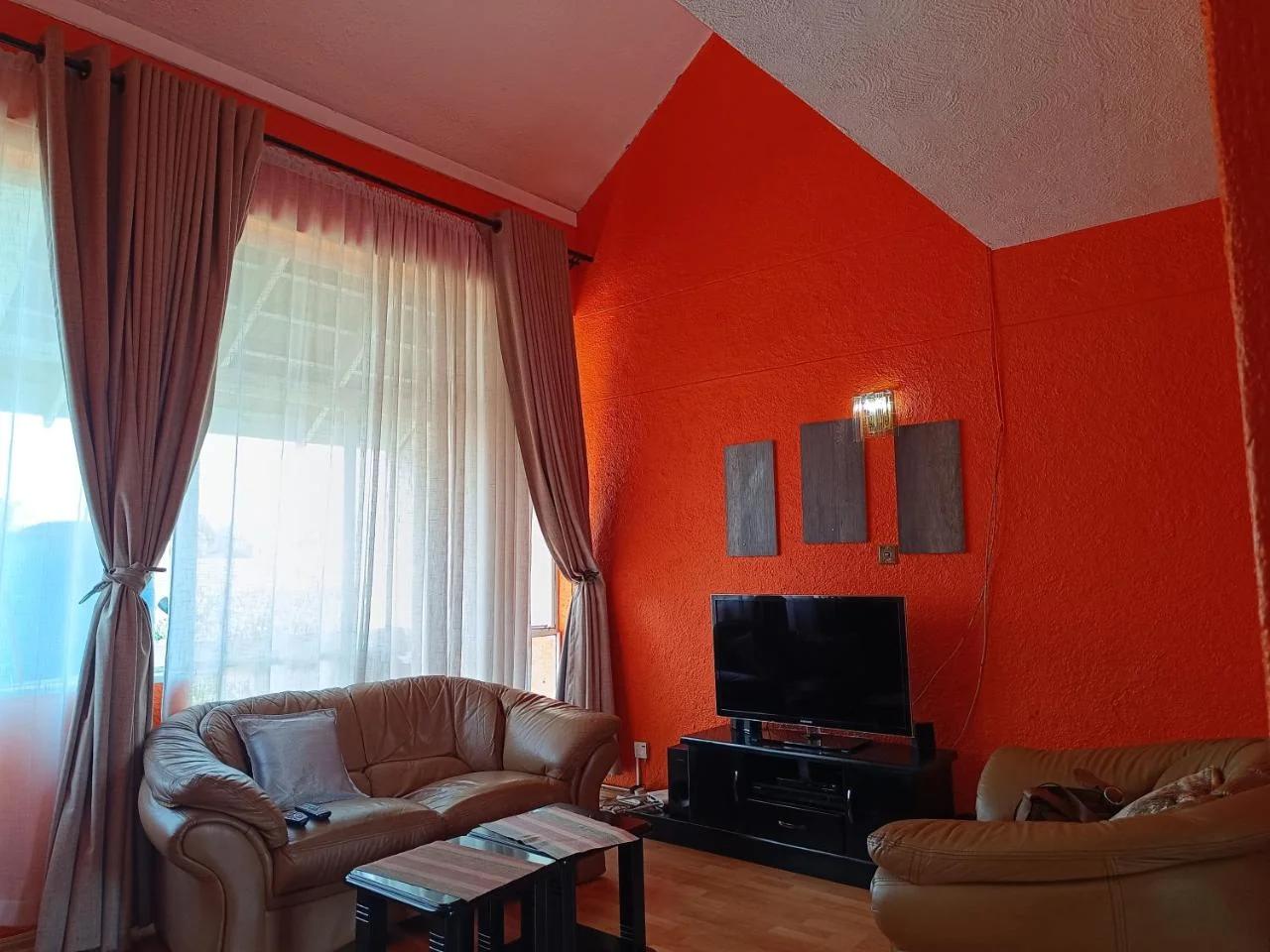 Best Location, borehole water, FREE WIFI, 5min to CBD, photo